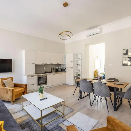 Deluxe I36 Center With 4bedrm, 2bathrm Apartment *