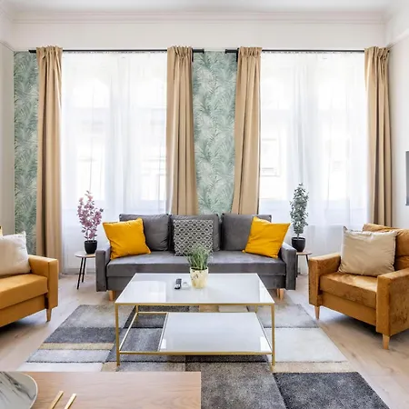 Deluxe I36 Center With 4bedrm, 2bathrm Apartment