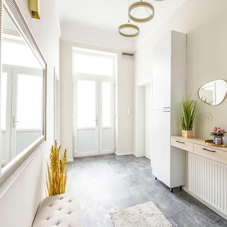 Deluxe I36 Center With 4bedrm, 2bathrm